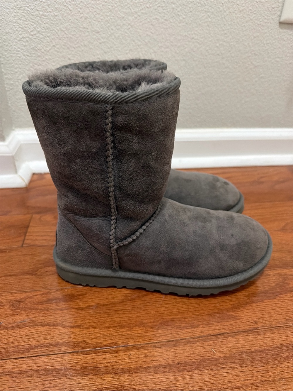 Women's Ugg Classic  Shearling Winter Boots, Gray Sz 6